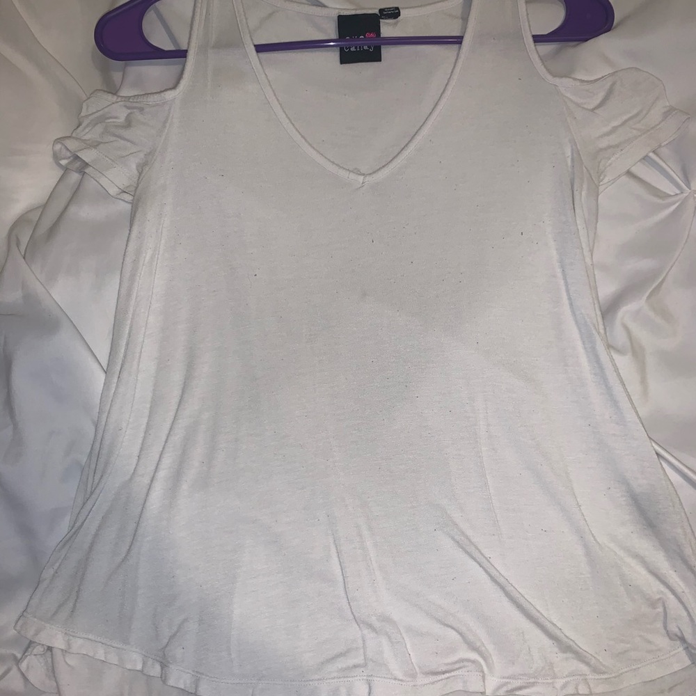 White cold shoulder top🟣